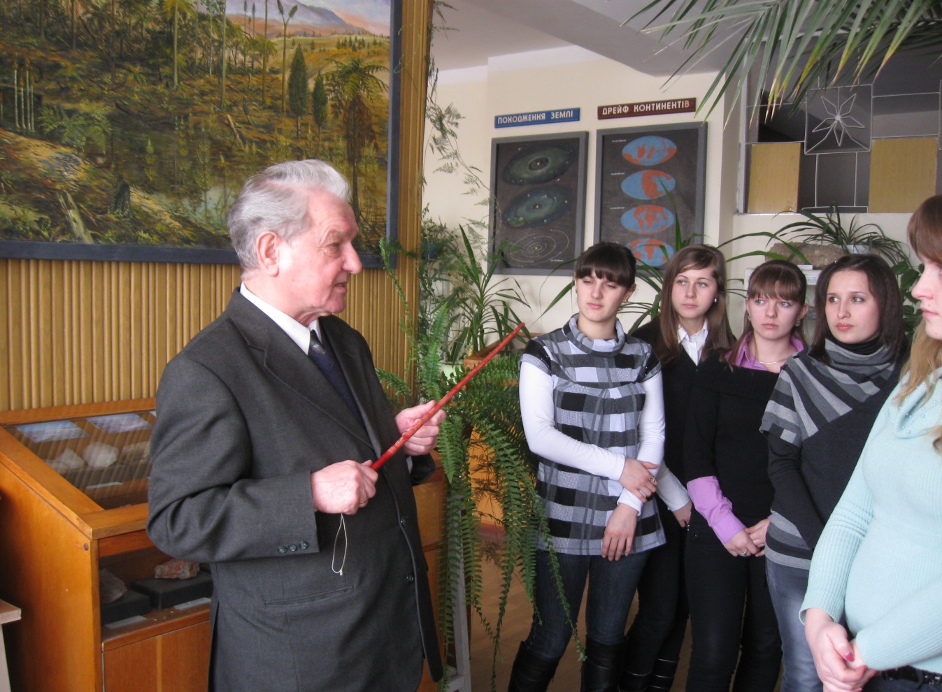 Професор Й. Свинко зі студентами на екскурсії у геологічному музеї, 2014 р.